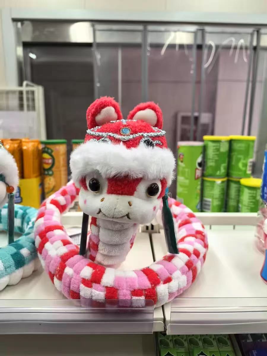 105cm Poseable Lunar New Year Plush Snake – Festive Soft Toy with Flexible Metal Frame (Red/Blue)